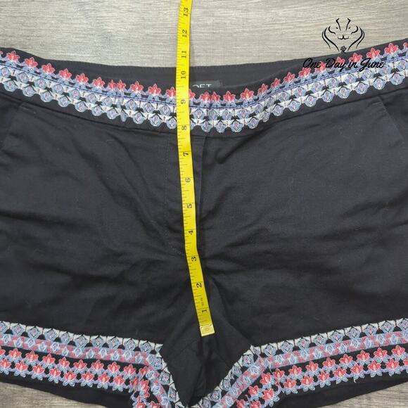 Loft Embroidered Chino Shorts Size 8 - Picture 4 of 7